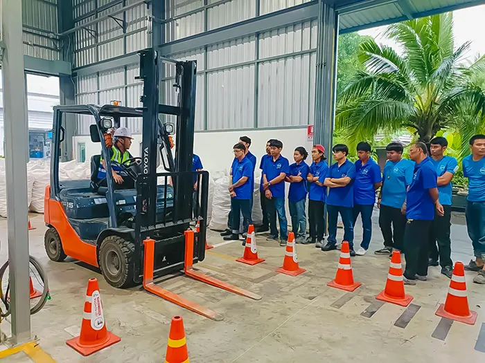 การควบคุมรถยกอย่างถูกต้องและปลอดภัย(สำหรับผู้มีพื้นฐานขับรถยก - บริษัท แอดฮีซีล จำกัด